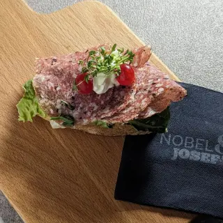 Canapé mit Trüffel-Salami